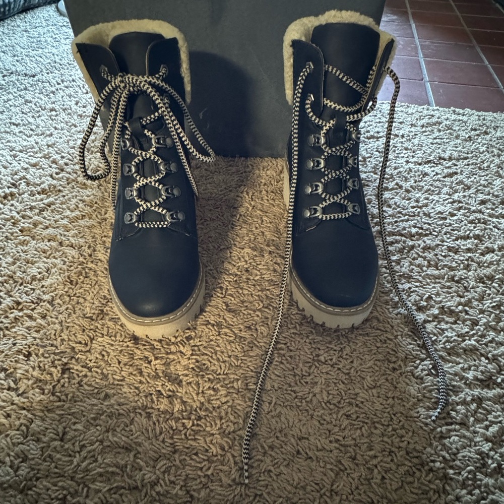 Women Size 8 Boots with the fuuuuuur. ✨VonMaur✨
